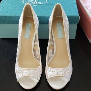Blue by Betsey Adley Ivory White Lace Heels Sz 8